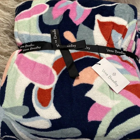 NWT! Vera Bradley throw blanket - Picture 2 of 9